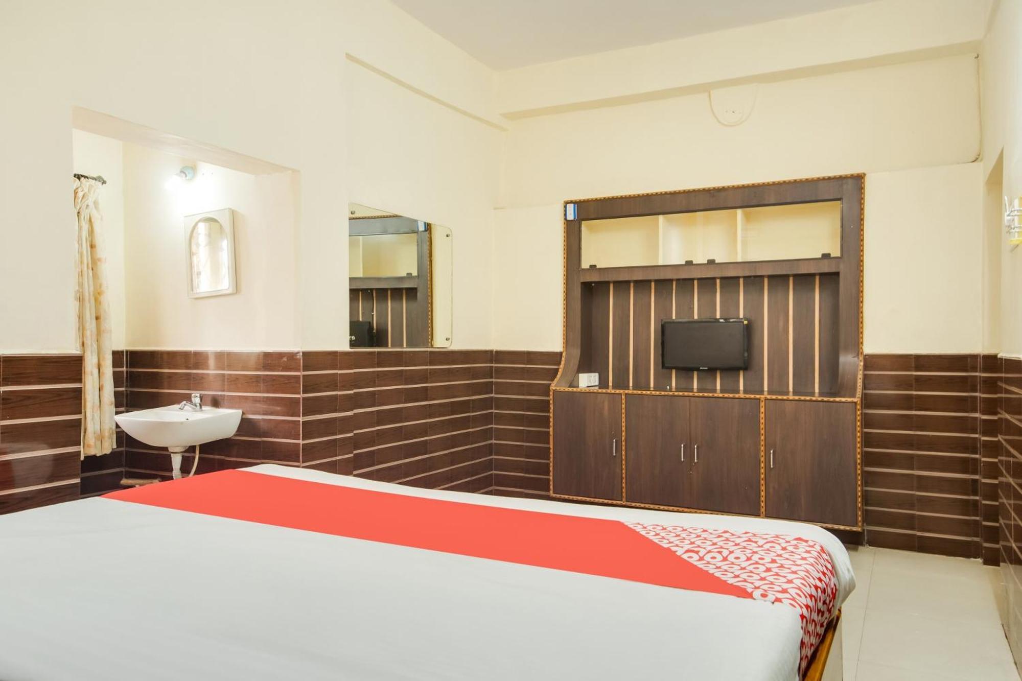 Oyo Flagship 75817 Ahvanam Guest House Tikkavanipalem Exterior photo