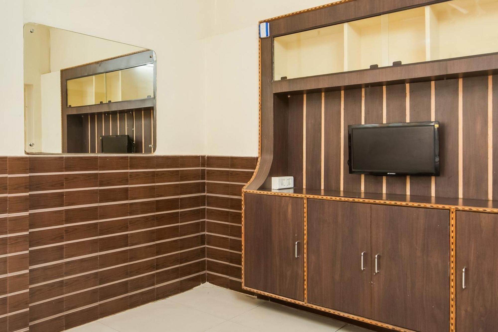 Oyo Flagship 75817 Ahvanam Guest House Tikkavanipalem Exterior photo