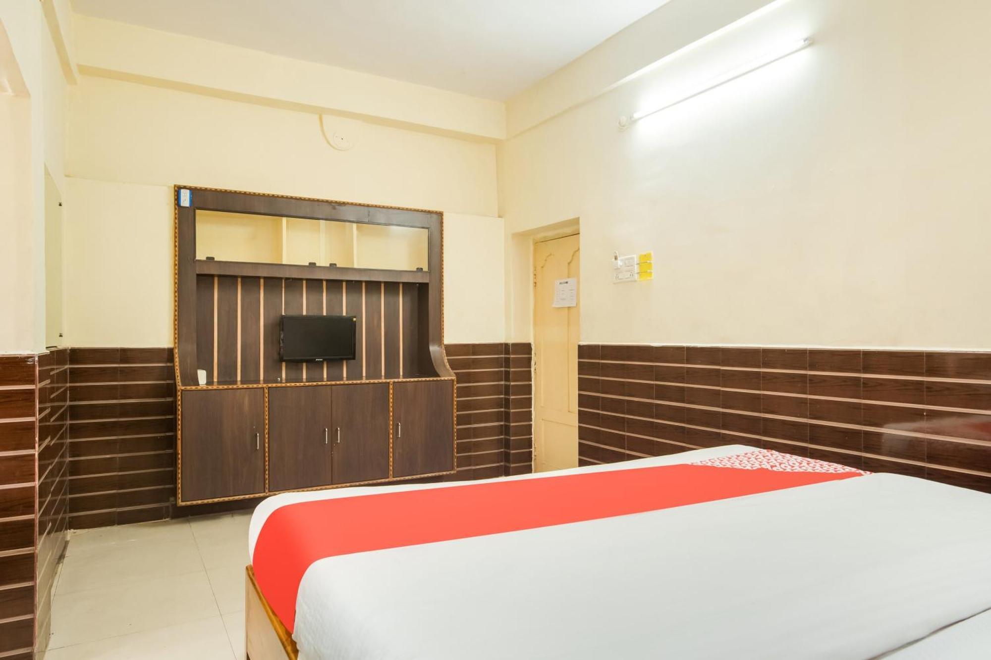 Oyo Flagship 75817 Ahvanam Guest House Tikkavanipalem Exterior photo