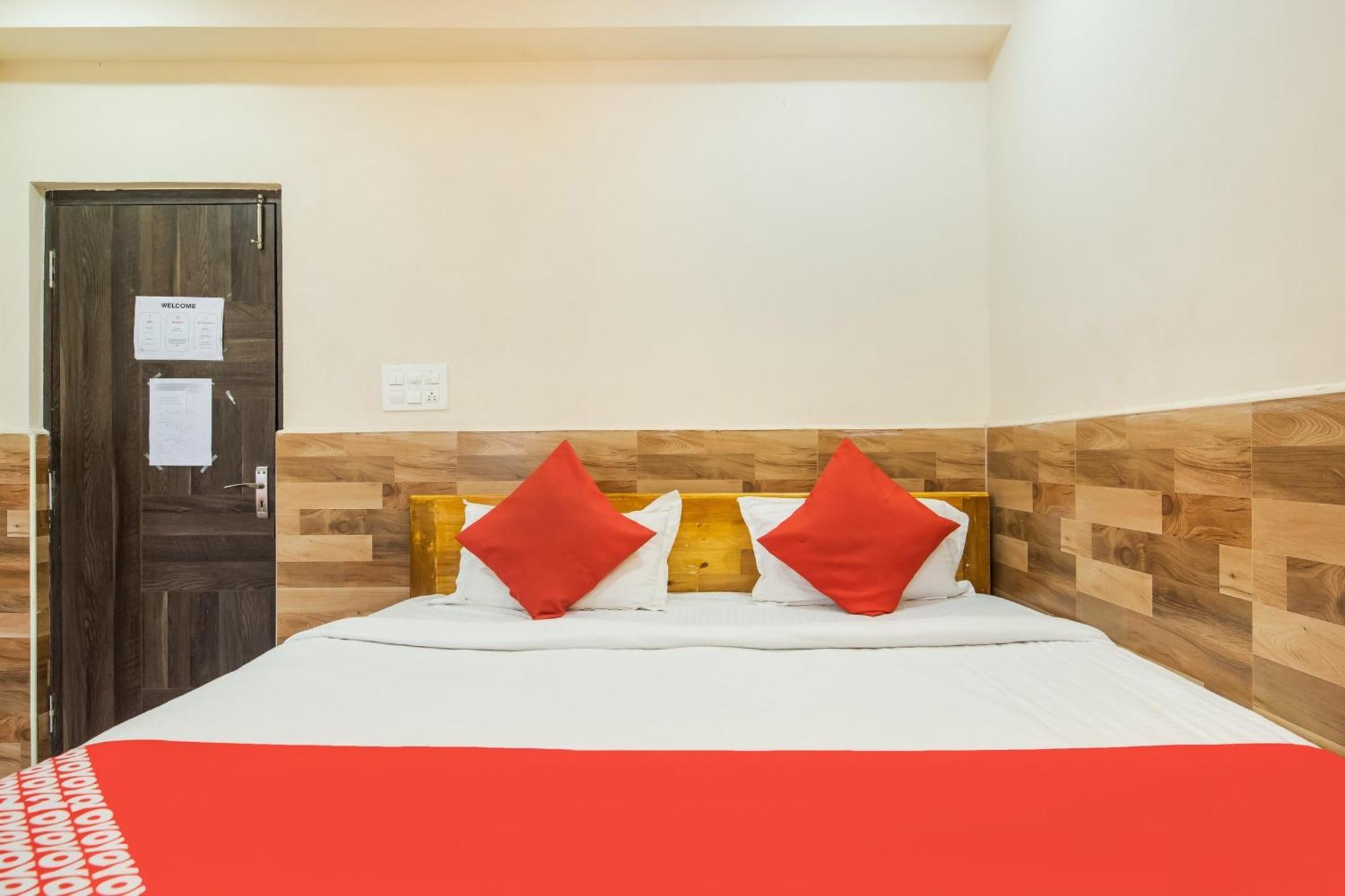 Oyo Flagship 75817 Ahvanam Guest House Tikkavanipalem Exterior photo